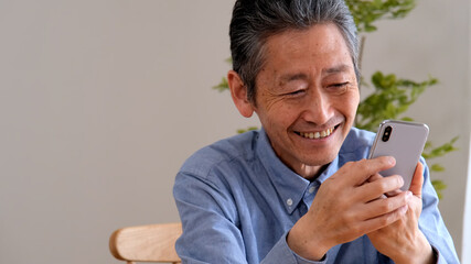 スマホに乗り換えて喜ぶ男性