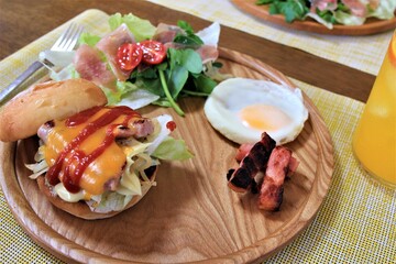 チーズウインナーバーガーの昼食（飲み物はミカンエイド）