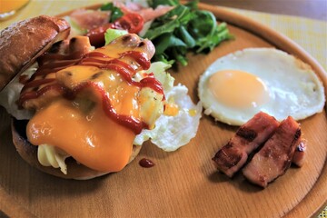 チーズウインナーバーガーの昼食