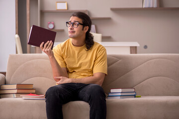 Obraz premium Young male student preparing for exams at home