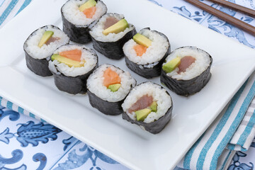 assiette de maki isolé sur une table