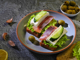 sandwich with tuna and vegetables