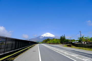 【静岡】陸上自衛隊 滝ヶ原駐屯地前から見る春の富士山