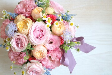 ピンクのバラのブーケ　木目