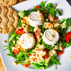 Rocket salad with goat cheese and honey dressing