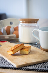 Gros plan sur des gâteaux financiers bien dorés sur une planche à découper