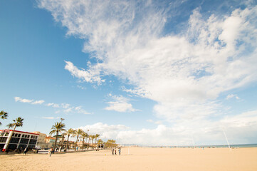 La spiaggia della Malvarrosa di Valencia in Spagna. Sole, calore, mare e tanta voglia di estate.