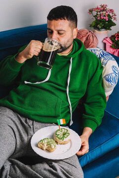 Un hombre soltero desayunando rosquillas y cerveza negra para celebrar el D&iacute;a de San Patricio
