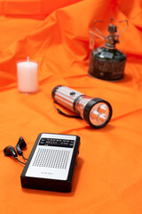トランジスタラジオと懐中電灯、蝋燭、携帯コンロ