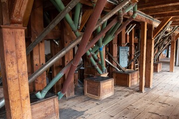 Abfüllrohre für Getreide-  und Senfkörner in einer alten Mühle