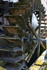 Ein großes Mühlrad an einer Wassermühle - Fünf Meter groß im Durchmesser- 