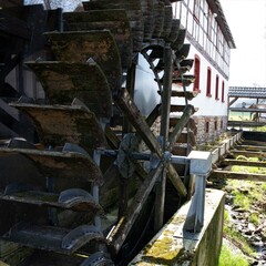 Das große Mühlrad der alten Senfmühle in Kleinhettstedt dient heute noch der Herstellung von...