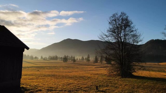 Hinter der H&uuml;tte befindet sich eine morgenstimmung, welche den Fuschlsee, umringt von Berggipfeln enth&uuml;llt.