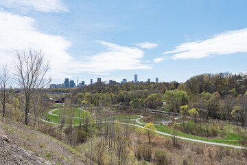 Obraz premium Toronto City Skyline on a sunny day from Don Valley Brick Works Park in Spring