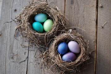 Пасхальные яйца в гнезде