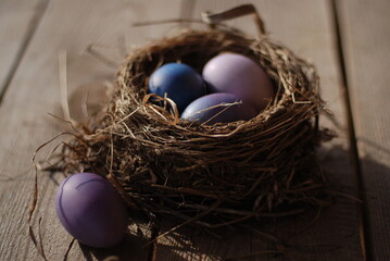 Пасхальные яйца в гнезде