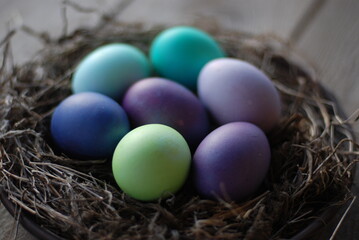 Пасхальные яйца в гнезде