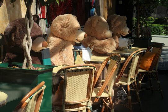 Plusieurs nounours (ours en peluche) assis &agrave; table &agrave; la terrasse d'un caf&eacute; / restaurant &agrave; Paris, ferm&eacute; pendant le confinement d&ucirc; &agrave; la pand&eacute;mie de covid-19 &ndash; avril 2021 (France)