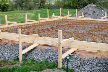 Bau einer Bodenplatte mit Holzschalung als Fundament für ein Wohnhaus