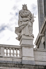 Fototapeta na wymiar Statues of the main facade of famous Santa Maria la Real de La Almudena - Catholic cathedral in Madrid, Spain.