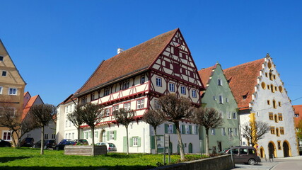 Fototapeta na wymiar mittelalterliche schöne Häuser in der Altstadt von Nördlingen unter blauem Himmel