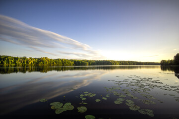 Piękny zachód słońca na jeziorem, Polska, Warmia i Mazury. 