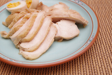 味付けした鶏胸肉と茹で卵