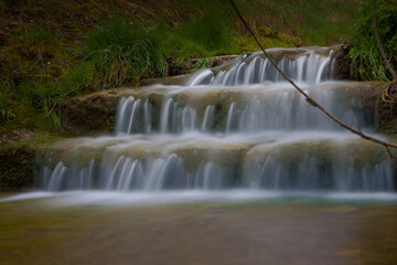 Obraz premium Bach mir Wasserfall in der Natur 