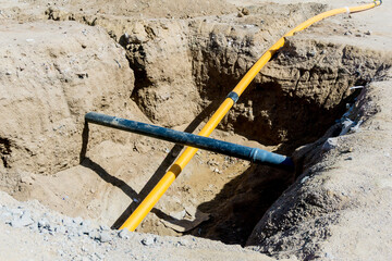 Electrical cables and optical fibres in the digging on a construction