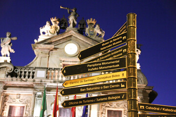 Indications of places of interest to visit in Pamplona at night, in front of the town hall