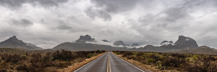 Naklejka premium Empty Road and Chisos Mountains Panorama