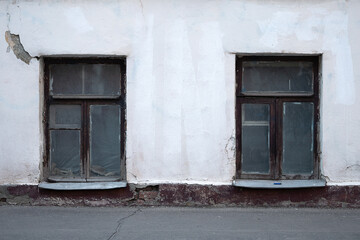 Fototapeta na wymiar Windows of an old Moscow house are low above the ground
