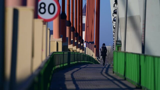 Warszawa trasa rowerowa przez most Siekierkowski. Wiosennym porankiem ludzie jadą do pracy