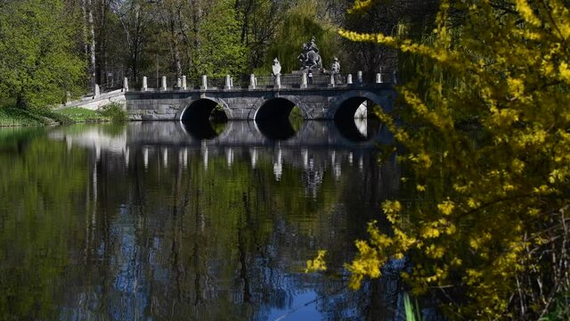 Zabytkowy kamienny most w parku Łazienkowskim w Warszawie