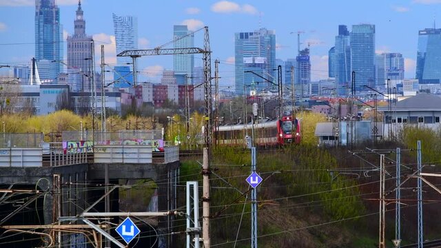 Pociągi pasażerskie w okolicy dworca Warszawa Wschodnia.

