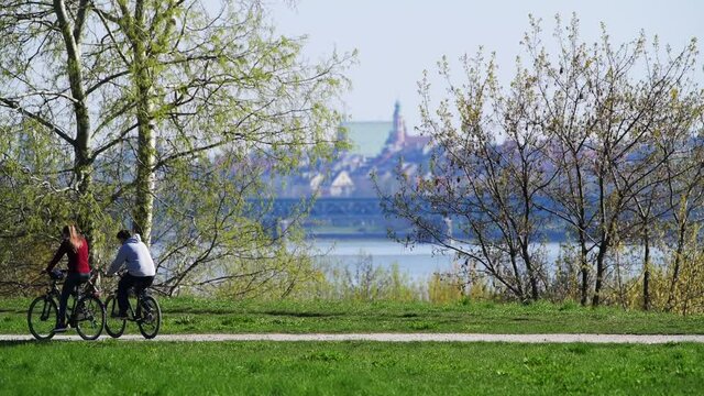 Warszawa odpoczynek w parku nad Wisłą. Spacer, bieganie i jazda na rowerze.
