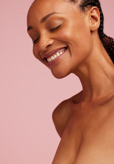 Fototapeta na wymiar Smiling african woman with healthy skin