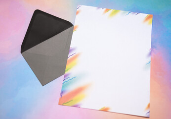 Briefbogen mit bunter Umrandung auf einem regenbogenfarbenen Hintergrund. Dazu ein passender...