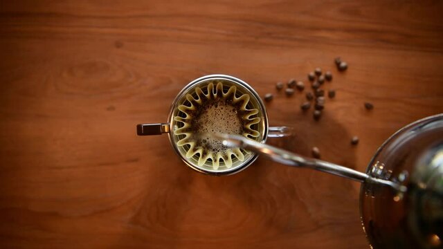Brewing coffee with a drip method that gives the true flavour of coffee