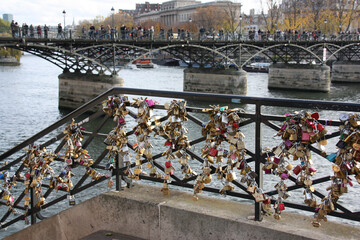 Cadenas d'amour en bord de Seine à Paris, France