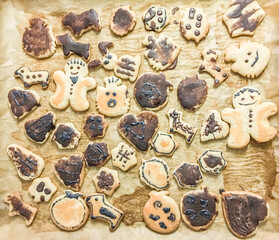 von kleinen Kindern selbst gestaltete Kekse / Plätzchen auf einem Backblech