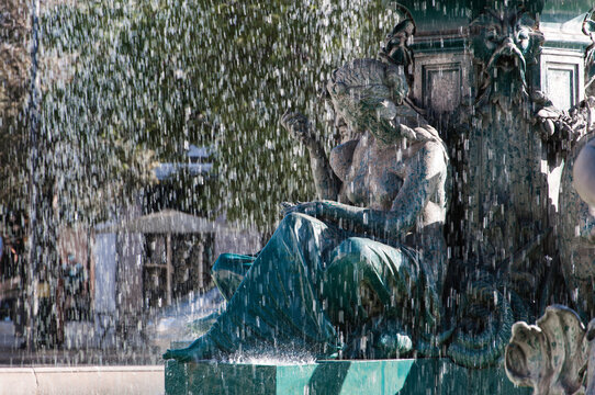 Wundersch&ouml;ner Brunnen in Lissabon, mit imposanter Statur und Wasserspielen.