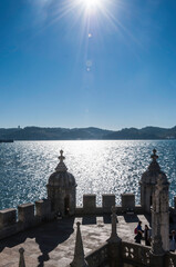 Torre de Belém in Lissabon. Blick von der Aussichtplattform auf das in der Abendsonne glitzernde...