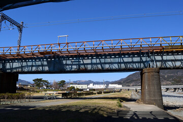 Fototapeta premium 神奈川県松田 酒匂川 小田急線橋梁 橋桁 