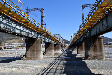 Fototapeta premium 神奈川県松田 酒匂川 小田急線橋梁 橋桁