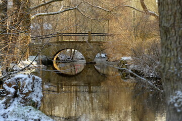 Idyll auf dem Land. Schöne verträumte alte Brücke im Winter