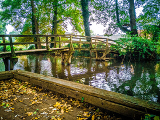 Fototapeta na wymiar Brücke über die Wümme in Fischerhude im Wald am Fluss
