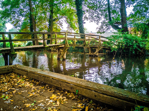 Br&uuml;cke &uuml;ber die W&uuml;mme in Fischerhude im Wald am Fluss