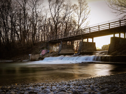 Fluss Isar in M&uuml;nchen am Flaucher mit Br&uuml;cke und Wasserfall