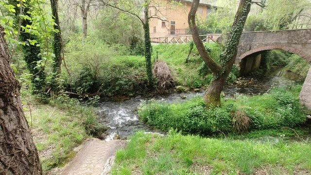timelapse ruscello paesino di montagna in 4k